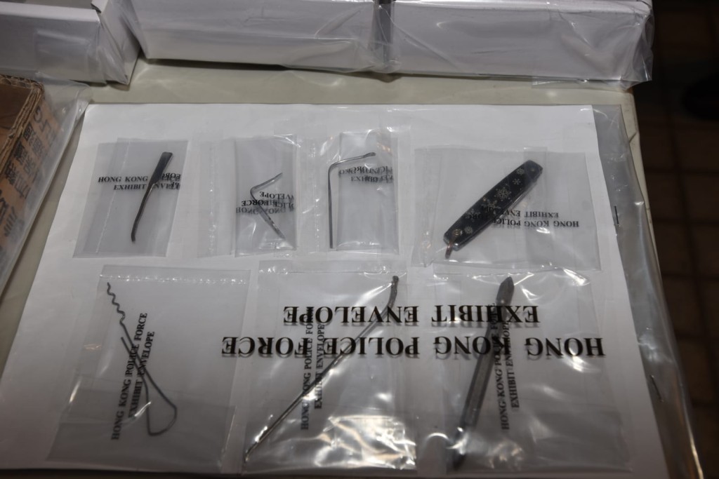 警方展示檢獲的爆竊工具。