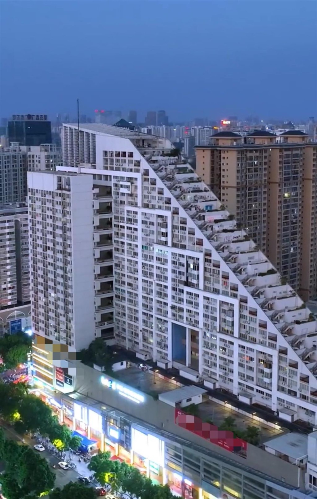 南寧華星時代廣場設計獨特成網紅樓。 南寧華星時代廣場設計獨特成網紅樓。