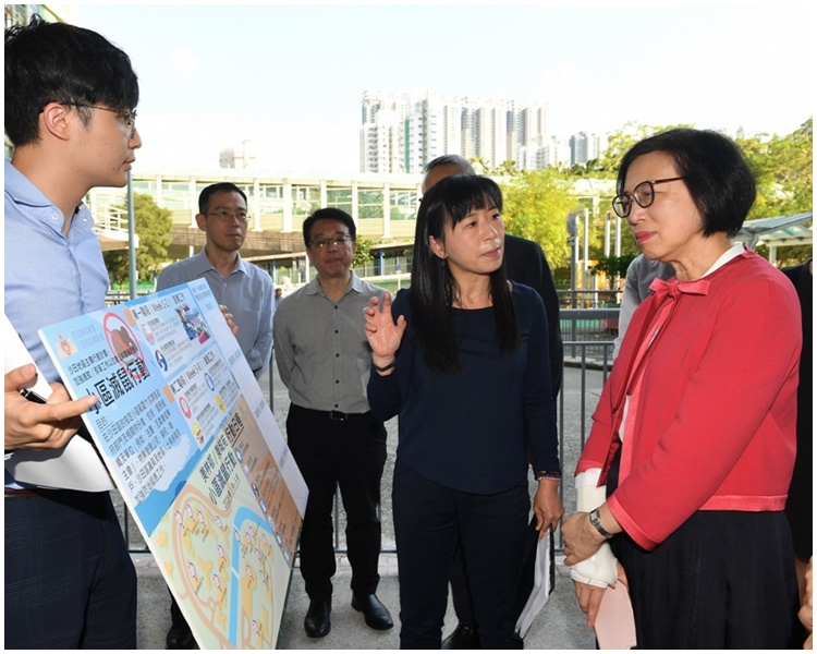 陳肇始到訪沙田美林邨視察地區主導行動計劃下的「小區滅鼠行動」的執行情況。
