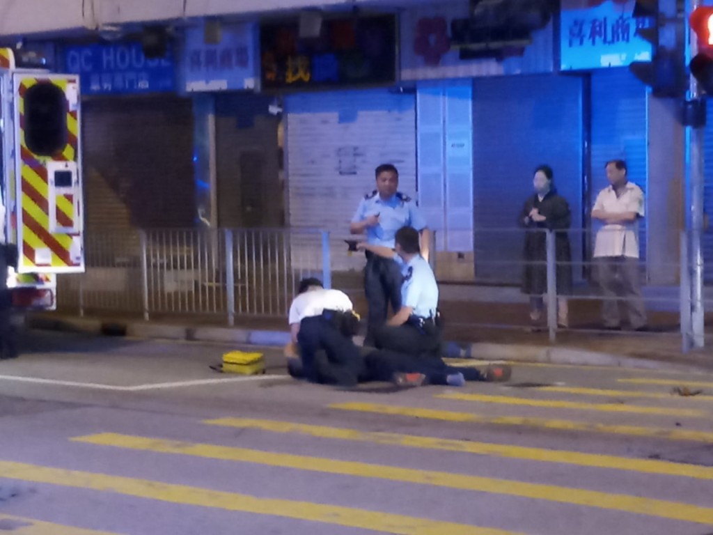 四驅車司機被警員制服。讀者提供