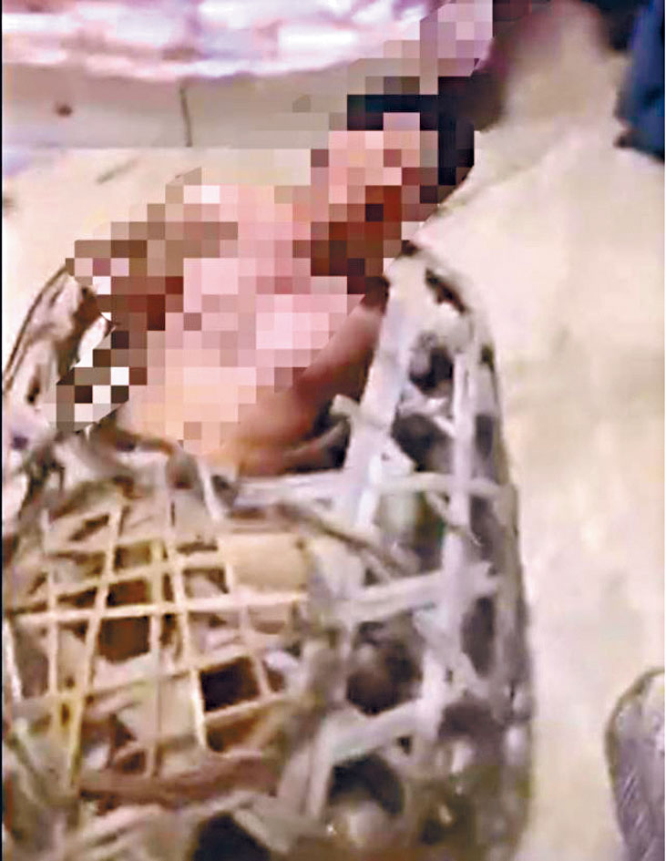 ■男子被五花大綁「浸豬籠」。