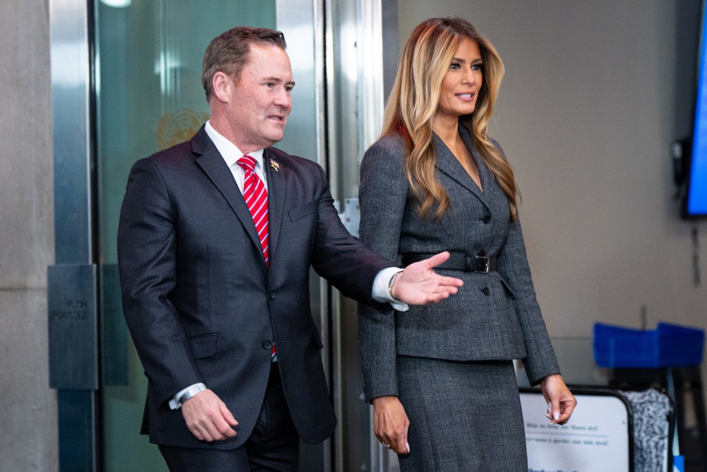 梅拉尼婭在美國駐聯合國大使沃爾茲陪同下，抵達會場。美聯社