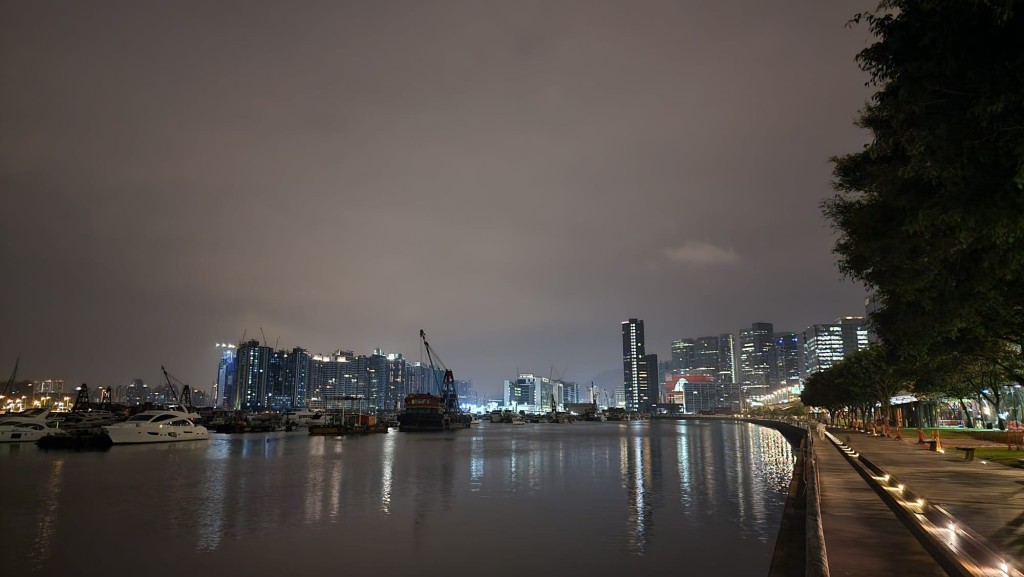 本港地區今日天氣預料大致多雲。黎志偉攝