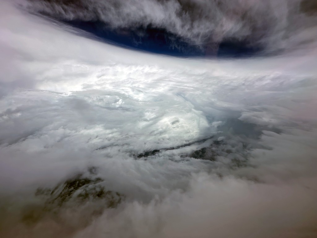 飛行服務隊派定翼機到超強颱風蘇拉附近收集氣象數據。政府新聞處圖片