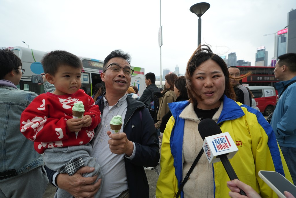 来自深圳的余小姐一家三口今日在金紫荆广场附近游玩，指第一次遇见派雪糕活动很开心。刘骏轩摄