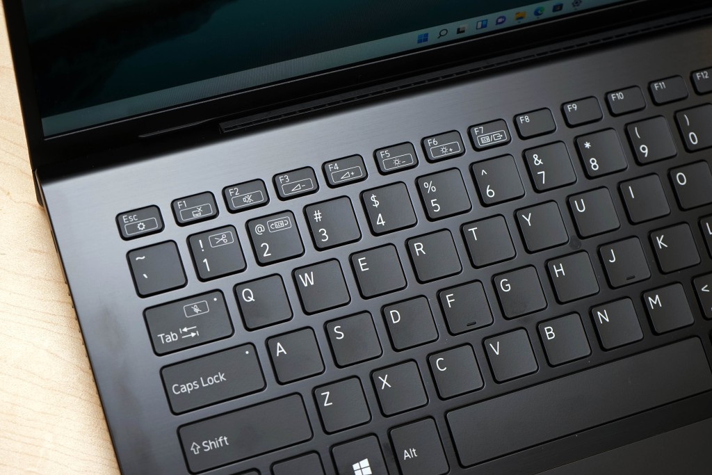 新設計的鍵盤加大了鍵帽之間的間距及鍵程，打起字來更舒適寧靜。