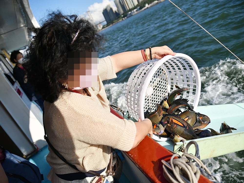 善信輪流將大量不同的種類的生物，包括魚、蜆、鰻魚，「放生」落海。 香港護生群FB圖