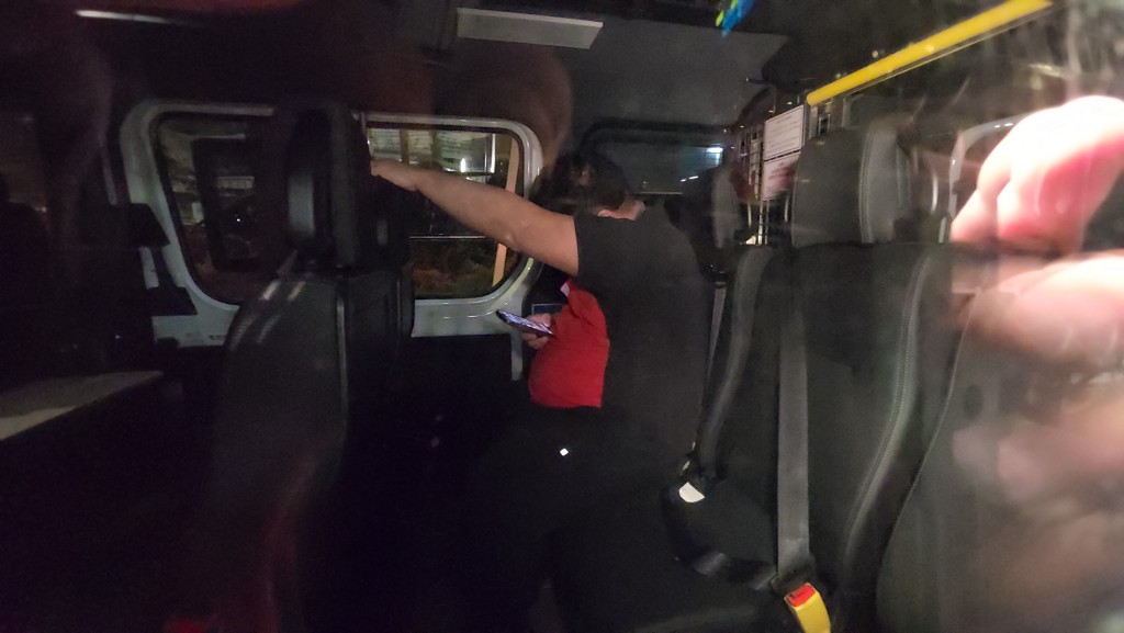 巴士司機被帶上警車調查。黎志偉攝 巴士司機被帶上警車調查。黎志偉攝