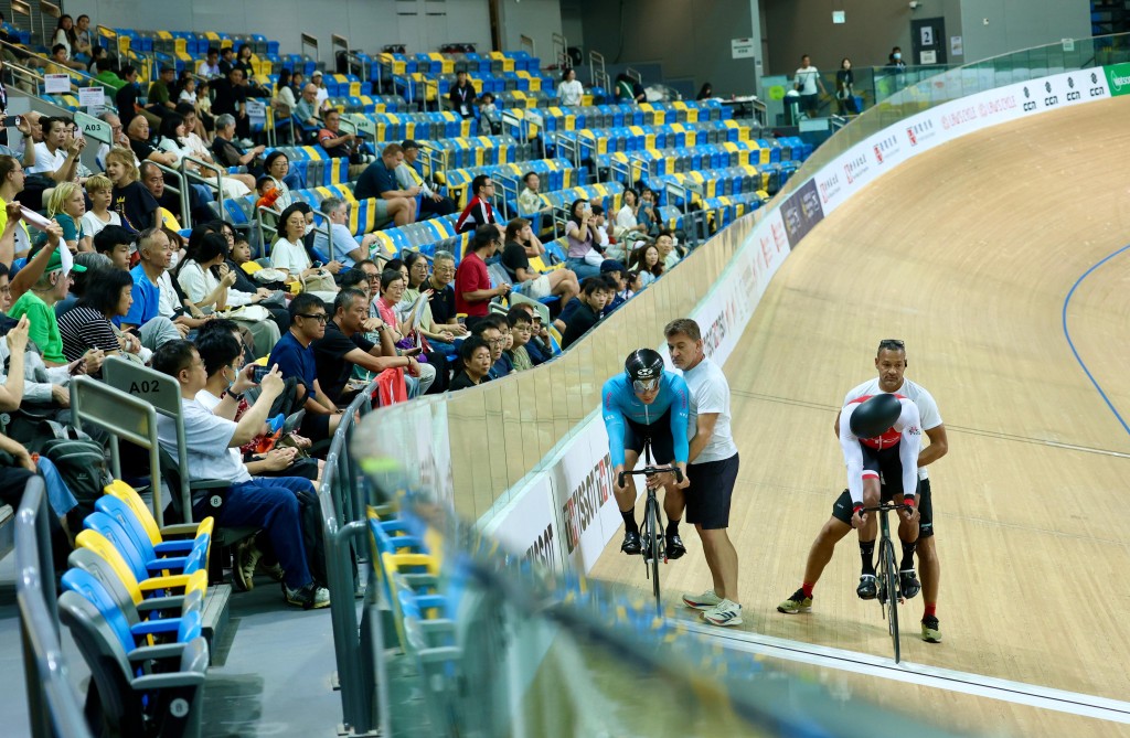 杜棹熙(左)在爭先賽首圈不敵千里達車手(右)。徐嘉華攝