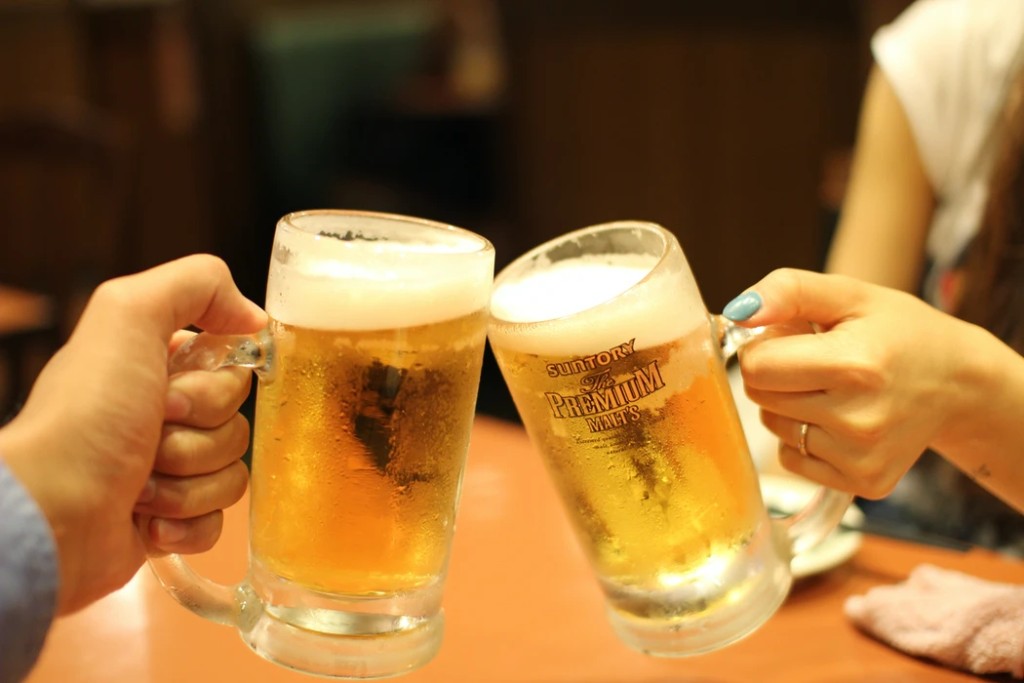 飲用含酒精飲品如最常見的啤酒，是痛風患者大忌。