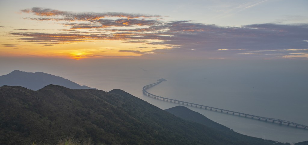 彌勒山郊遊徑遠眺港珠澳大橋。資料圖片 彌勒山郊遊徑遠眺港珠澳大橋。資料圖片