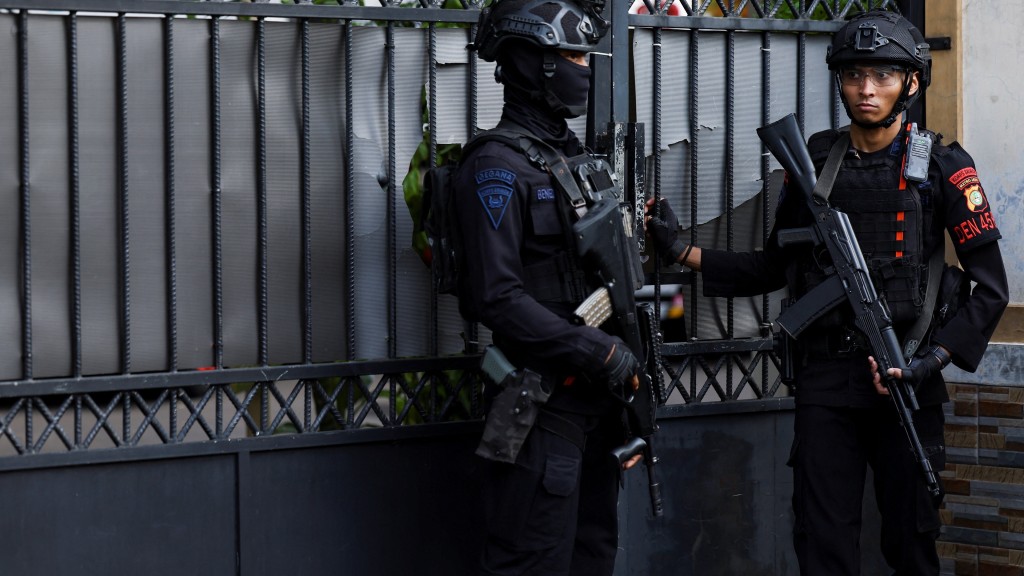 印尼特警部隊趕赴現場戒備。 路透社 印尼特警部隊趕赴現場戒備。 路透社