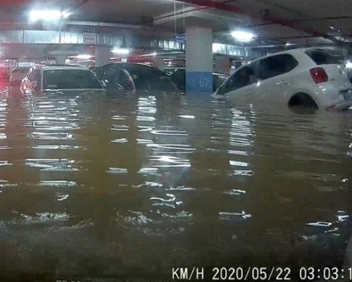 大量积水涌入地下停车场，200多辆车被水淹没。(网图)