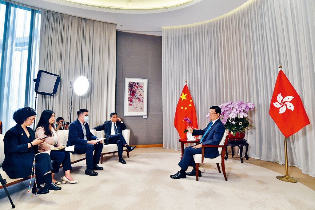 特首李家超在專訪中談及高球場建屋問題。
