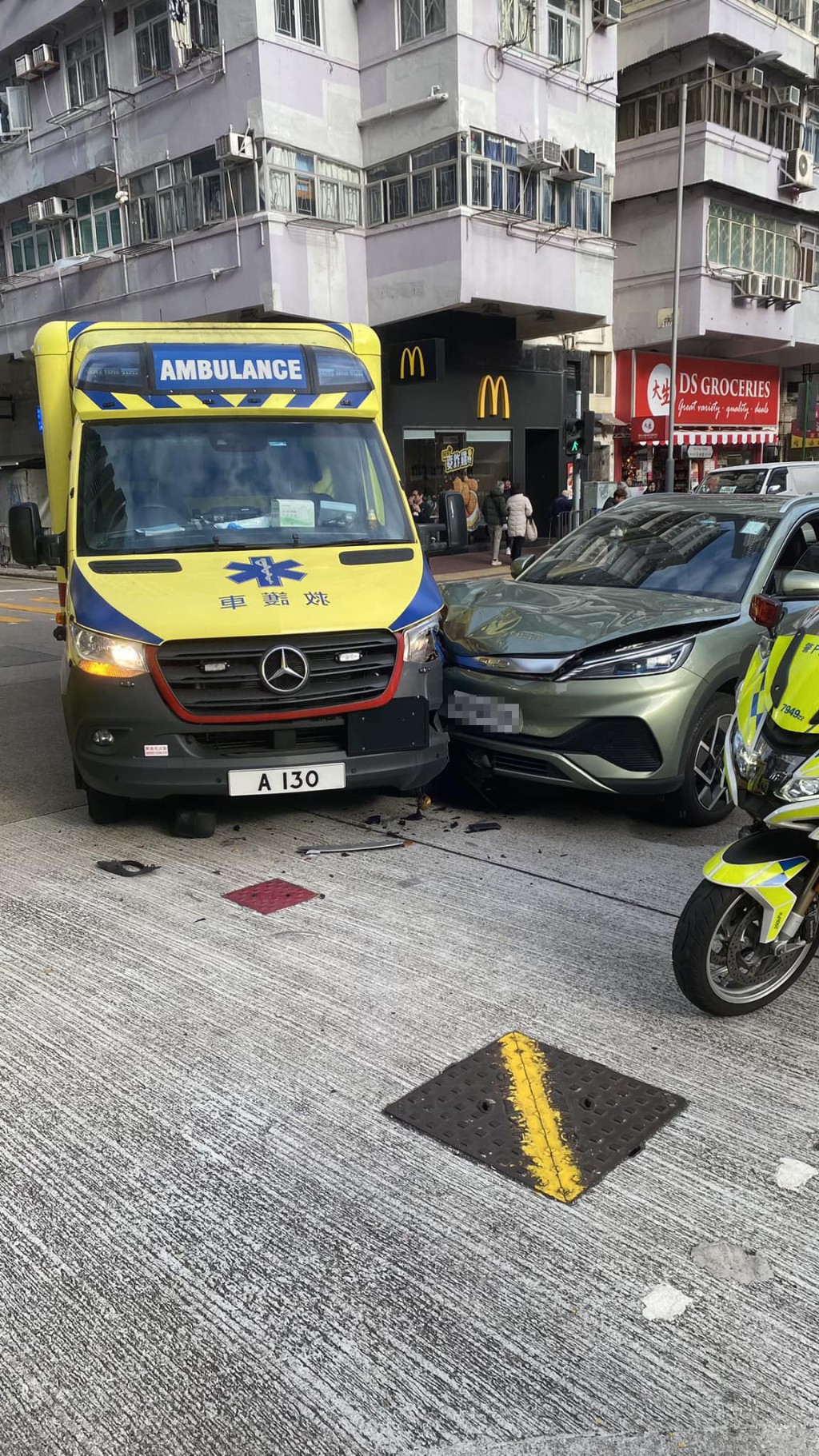 一輛救護車於長沙灣興華街和元州街的十字路口與一輛私家車相撞。網上圖片