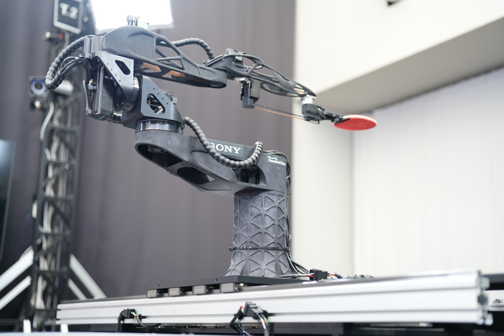 SONY 開發AI機械人與職員乒乓球手對戰。美聯社