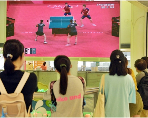 市民聚在商場大電視旁觀戰。
