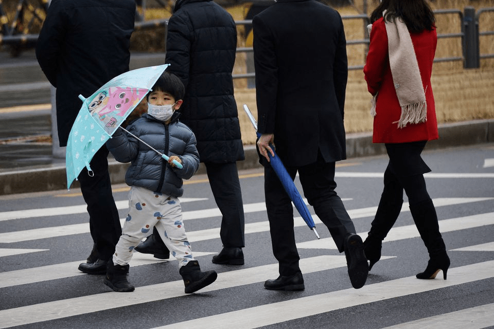 南韓市民為了保護幼兒仍選擇給他們戴上口罩。路透社