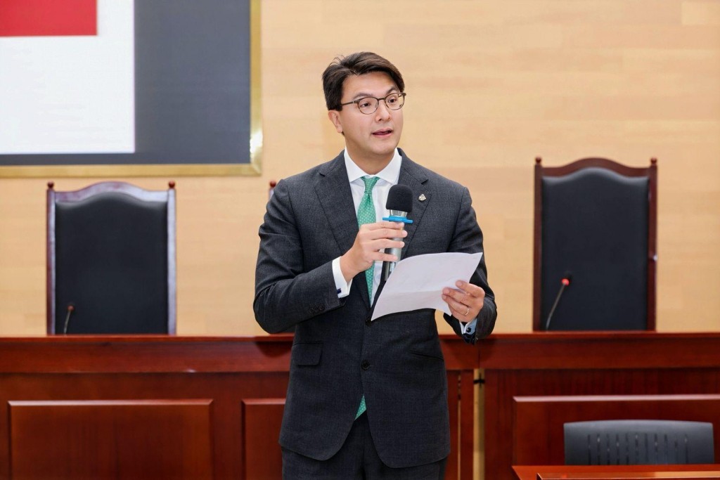 毛樂禮在結業典禮致詞,感謝北京大學法學院的鼎力支持,令普通法精要課程順利舉行,他又讚揚公會的30多位資深大律師及大律師以義教方式授課。 毛樂禮在結業典禮致詞,感謝北京大學法學院的鼎力支持,令普通法精要課程順利舉行,他又讚揚公會的30多位資深大律師及大律師以義教方式授課。