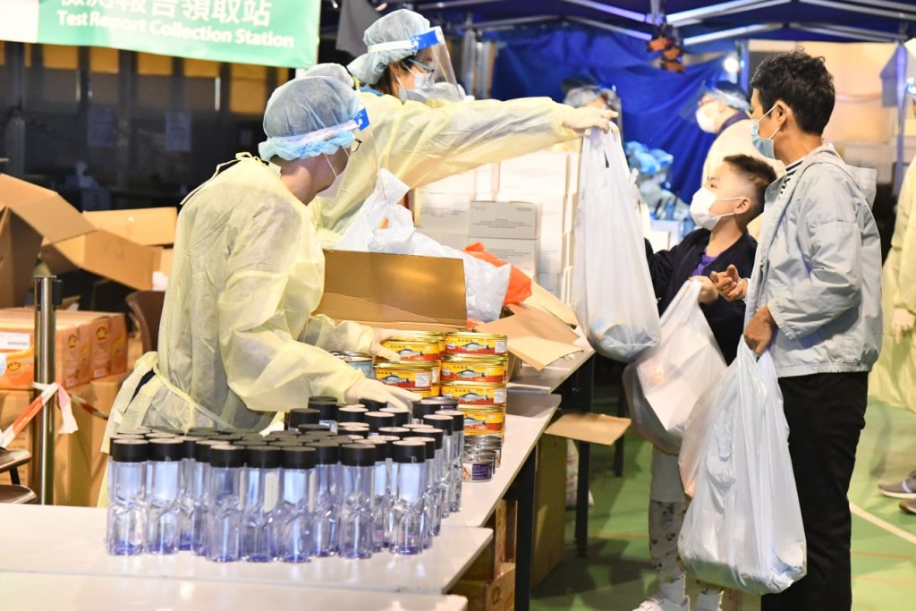 居民檢測後可以領取食品。
