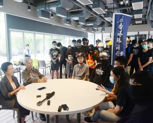 學生會臨時行政委員會與兩名副校長對話。