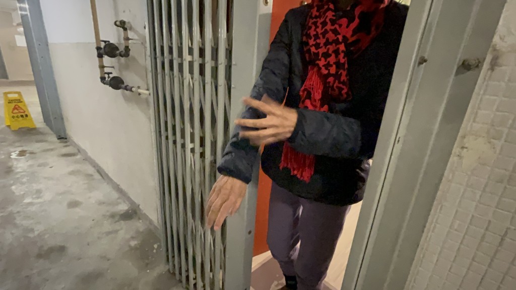 邻居颜太协助谢家三口包紥伤口。