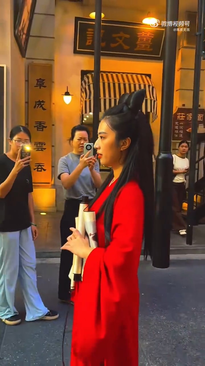 外表酷似王祖贤的刘文迪在佛山广东千古情景区出现成为网络话题。微博@再赏无言