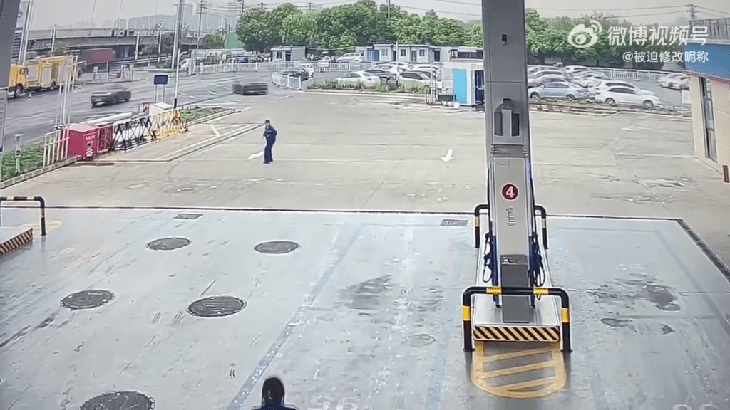 安徽一奧迪車加632元油後逃單,加油員追2次沒追上。 安徽一奧迪車加632元油後逃單,加油員追2次沒追上。