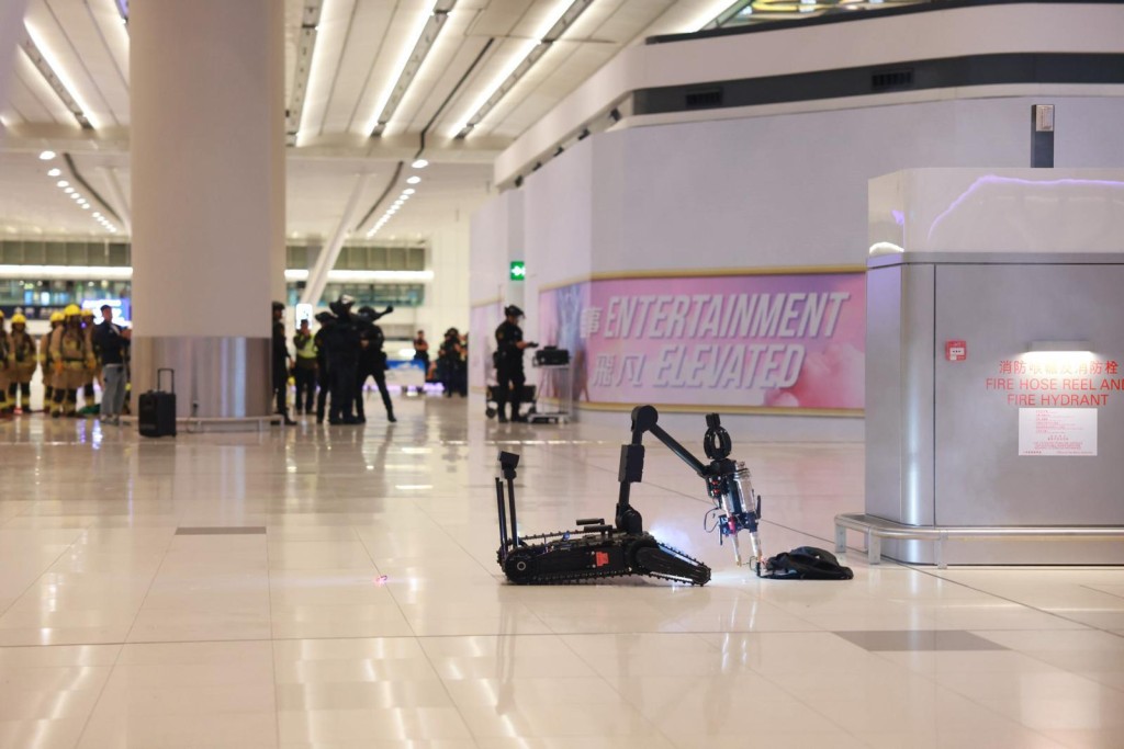 圖示警方爆炸品處理課人員運用機械人處理懷疑爆炸裝置。