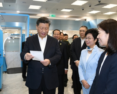 習近平參觀黑沙環政府綜合大樓。澳門新聞局圖片