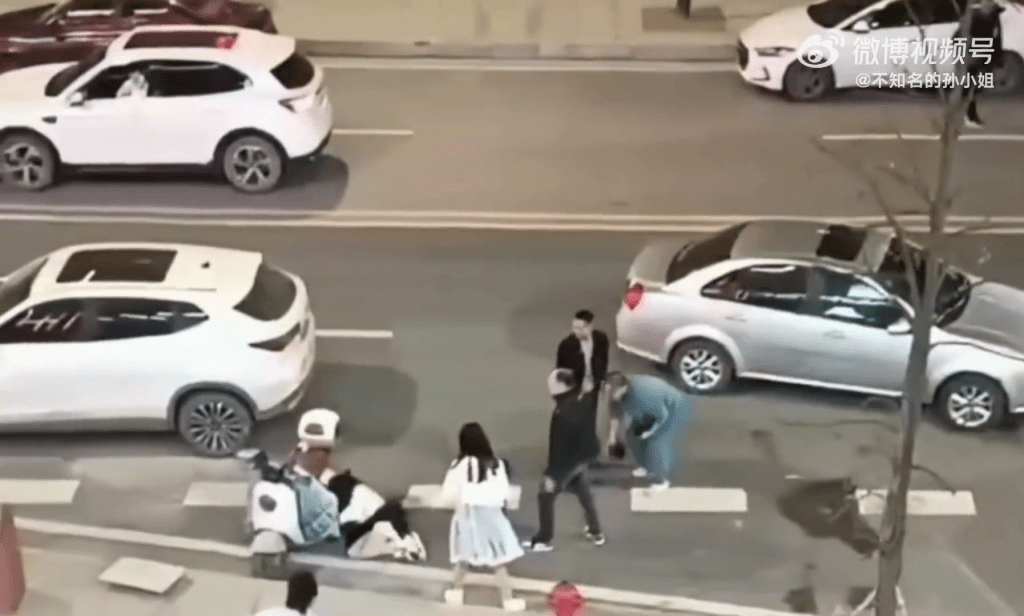 女子倒地撞向身後的電動車。