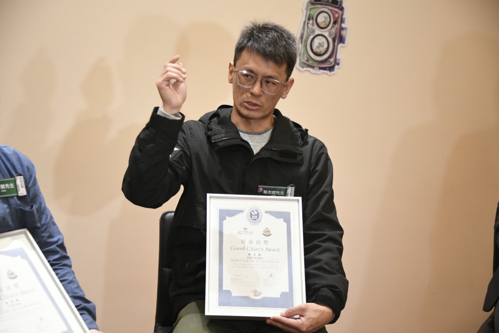 駱志超憶述當時情況危急，徒手扯爆窗花將女童救回安全位置。