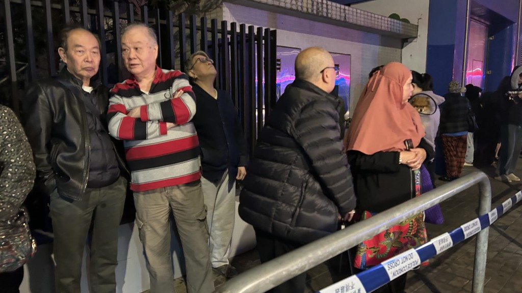 現場消息指，約30名住客聞警鐘後自行疏散至安全位置。蔡楚輝攝