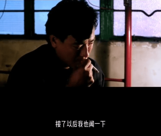 ​ Edit media  李修賢指周潤發遞香煙給他後，他用搓香港腳的手去接，接了以後，他也聞一下。  ​