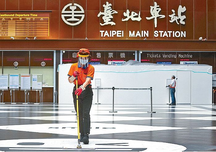 台灣現正採取「邊境嚴管」的措施，防止疫情擴大。