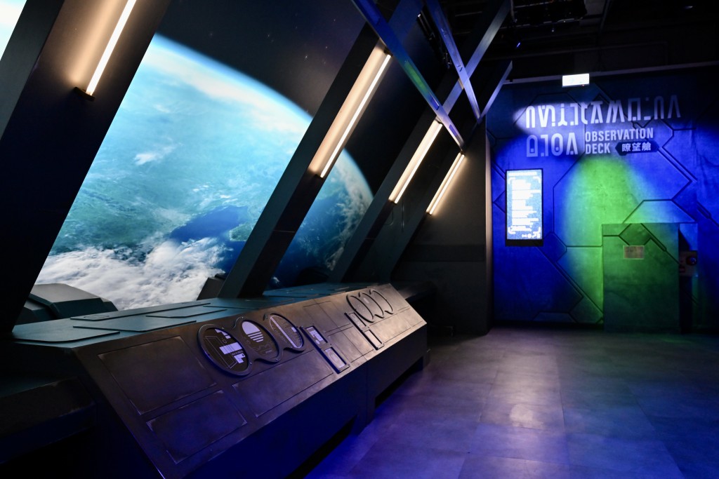 參觀者可以模擬從太空欣賞地球的壯麗景色。