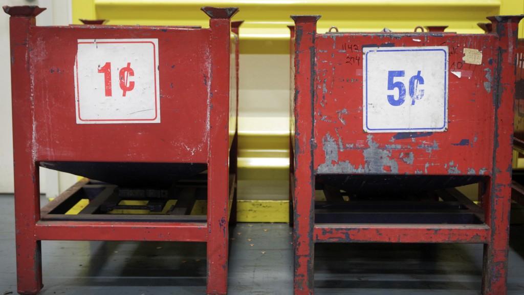 商戶不夠1美分硬幣,將價格「向下取整」至5美分造成損失。 美聯社 商戶不夠1美分硬幣,將價格「向下取整」至5美分造成損失。 美聯社