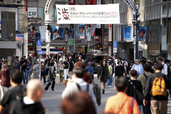 澀谷區的人口約24萬，是全球知名的潮流中心與觀光熱點。美聯社