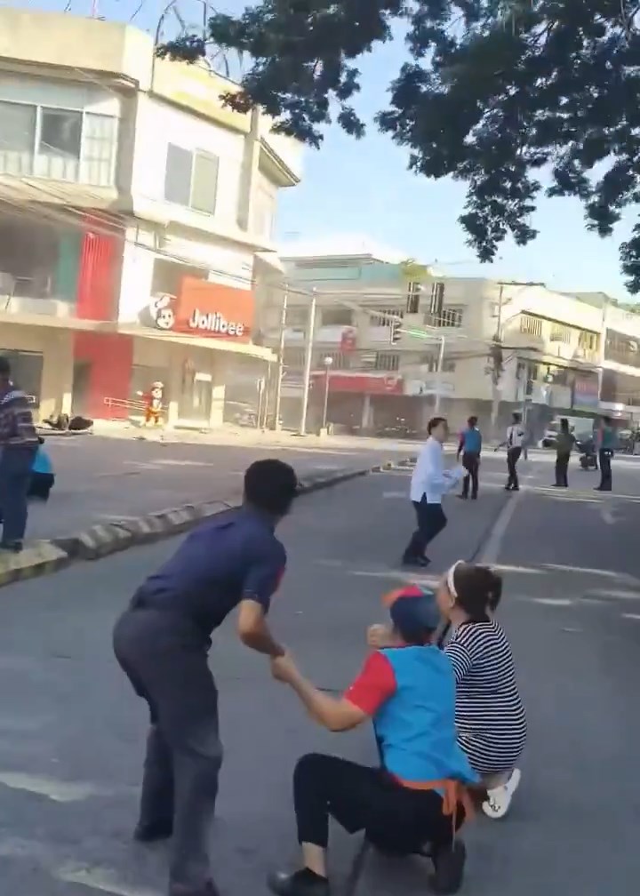 菲律賓發生7.8級地震，聖托斯將軍市（General Santos City）一棟商場不堪強震倒冧。