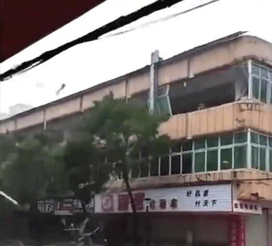 台风摩羯吹袭下，有建筑窗户爆裂。