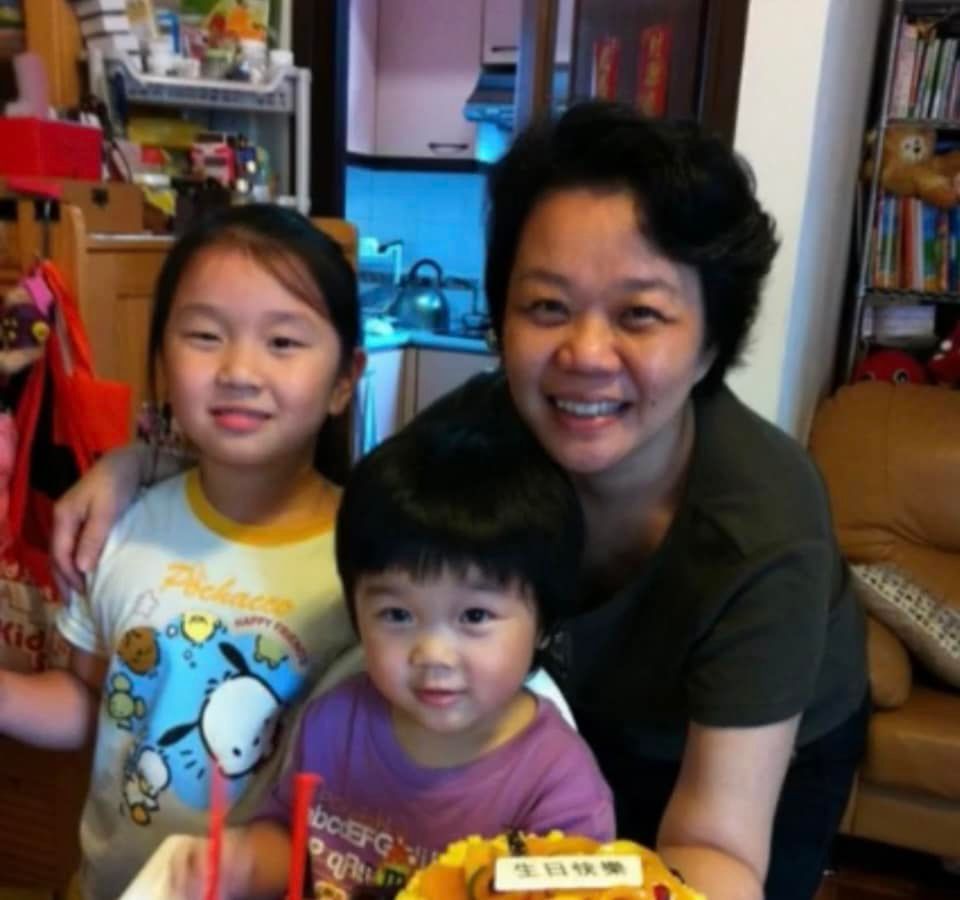 汉阳的一对仔女与姑妈合照。