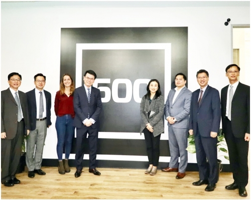 邱騰華(左四)在三藩市參觀創業投資基金公司500 Startups。與該公司的代表合照。