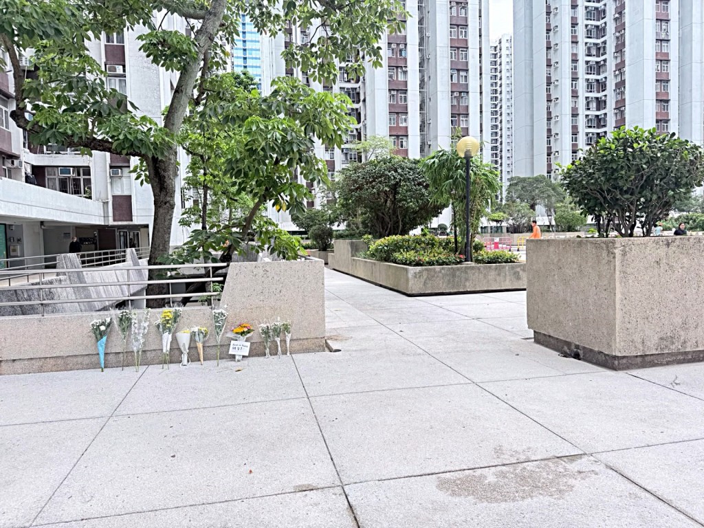 有市民在現場獻花。 有市民在現場獻花。