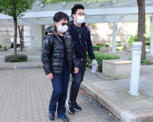 死者太太(左)今早辦理認屍手續。