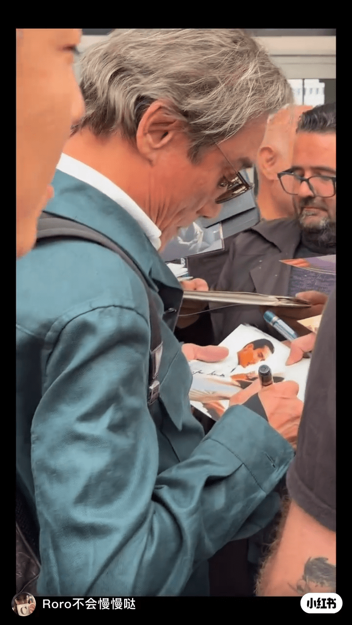 梁家輝於法國機場被外地影迷包圍,花了極多時間為Fans簽名和合照。 梁家輝於法國機場被外地影迷包圍,花了極多時間為Fans簽名和合照。