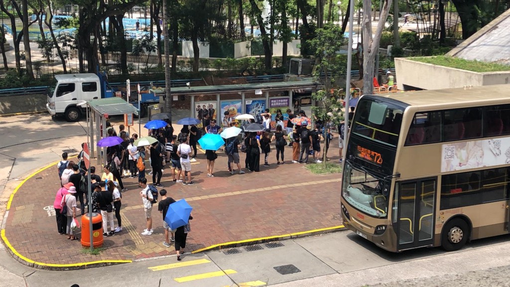 大埔有大批市民等候機場巴士。