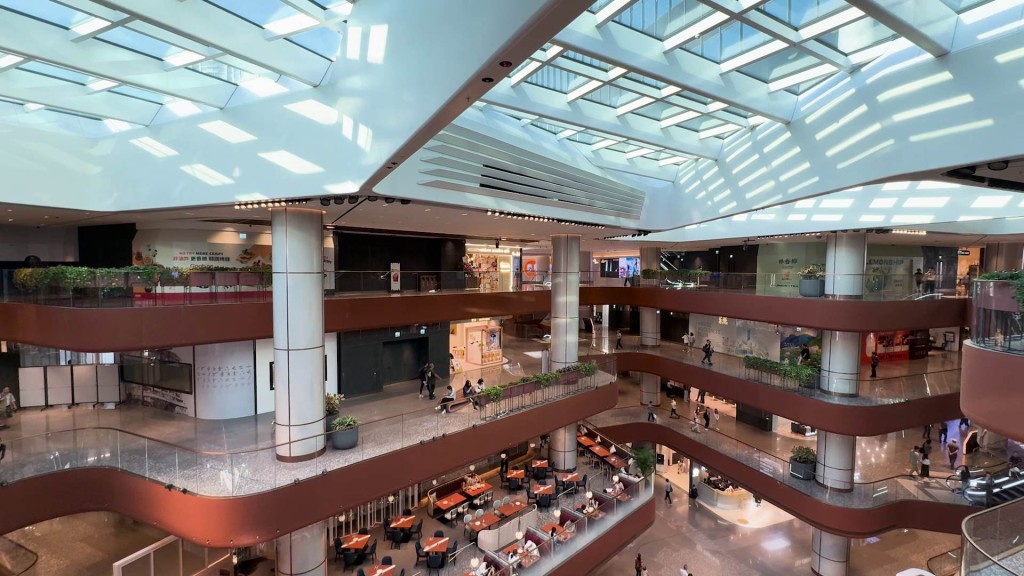 上個月試業的190萬呎商場連辦公室AIRSIDE，已有多個國際品牌及四十多間餐廳進駐。