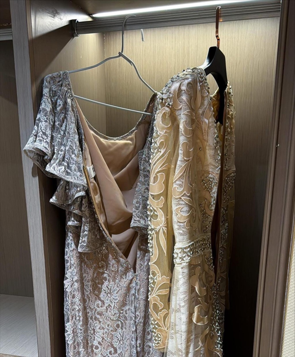 她自嘲劇中所有化妝、髮型與服裝,皆由TVB專業團隊精心打造。 她自嘲劇中所有化妝、髮型與服裝,皆由TVB專業團隊精心打造。