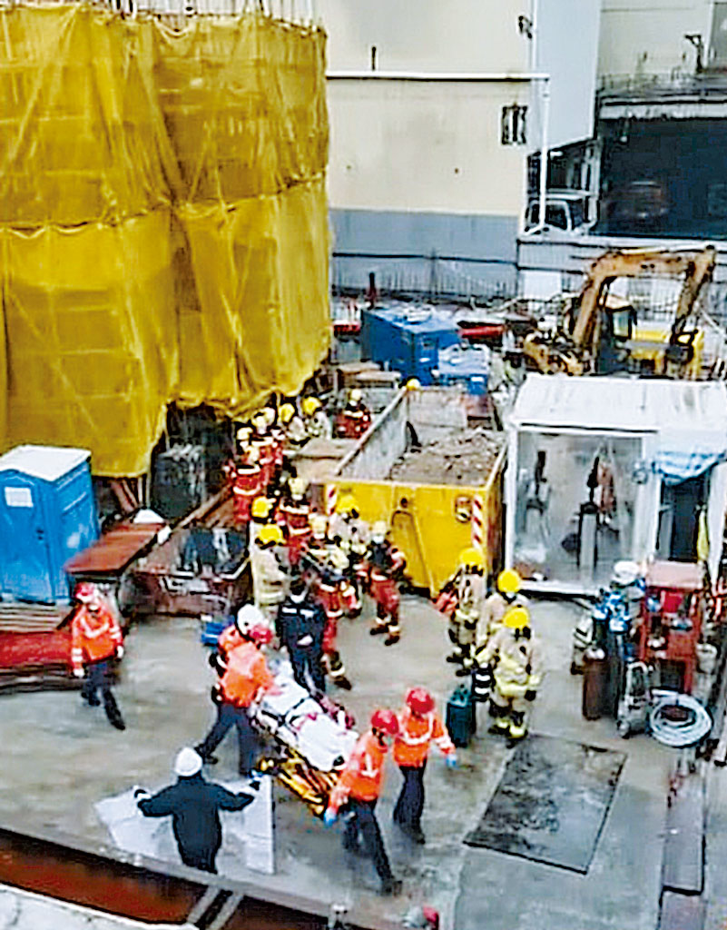 消防員在地盤救出被工字鐵壓傷工人，惜送院不治。
