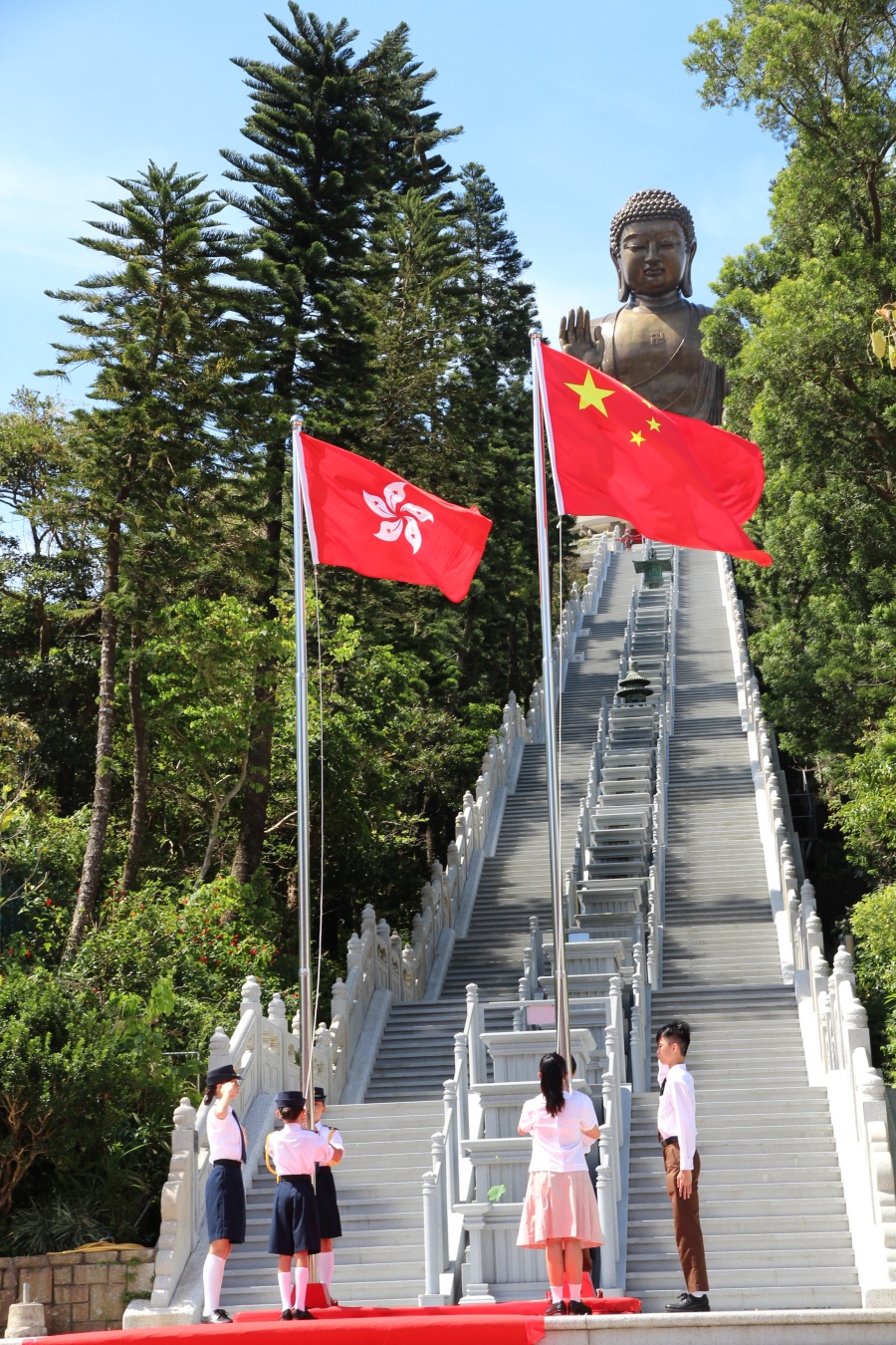 升旗队升挂中华人民共和国国旗、香港特别行政区区旗。香港佛教联合会